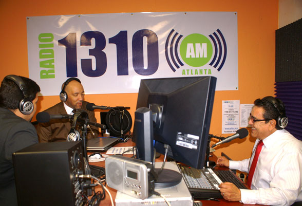 Raúl Cedillo, mientras conduce su espacio Perspectivas en Radio 1310 AM