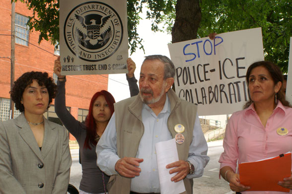 En las afueras de la Corte de Inmigración en Atlanta