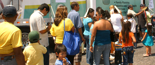 Hogares de la población de los Estados Unidos nacida en el extranjero son más pobres y más grandes